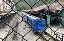 Train bloqué à Aguas Calientes, village situé au pied du Machu Picchu, au Pérou, samedi 17 décembre 2022.