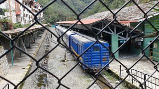 Train bloqué à Aguas Calientes, village situé au pied du Machu Picchu, au Pérou, samedi 17 décembre 2022.