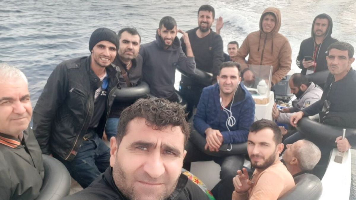 Suriyeli Kürt göçmen Baran Mesko'nun Cezayir'den İspanya'ya gitmek için bindiği teknede çektiği selfie