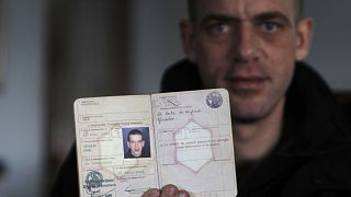 Filistinli aktivist Hamuri, Fransız pasaportunu gösteriyor