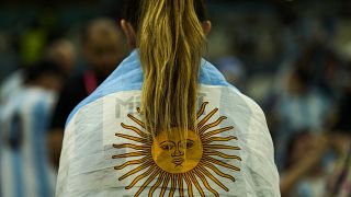 مشجعة أرجنتينية يلف جسمها علم الأرجنتين في ملعب لوسيل. 2022/12/09