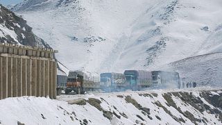 عدد من الشاحنات تقف أمام نفق سالانغ أحد المعابر الجبلية الرئيسية في شمال أفغانستان