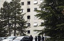 Des policiers près du lieu de l'incendie survenu dans un immeuble d'habitation à Vaulx en Velin, près de Lyon, dans le centre de la France, vendredi 16 décembre 2022.