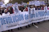 Los manifestantes protestaron por los cierres de centros sanitarios y la fata de médicos en la Comunidad de Madrid.