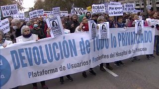 Los manifestantes protestaron por los cierres de centros sanitarios y la fata de médicos en la Comunidad de Madrid. 