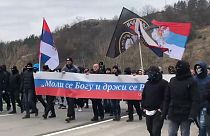 Une centaine de Serbes appartenant à l'ultra-droite sont allés manifester leur soutien à la minorité serbe du Kosovo au poste frontière de Jarinje.