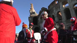 Près d'un millier de cyclistes déguisés en Père Noël devant le Colisée de Rome pour une course de bienfaisance, dimanche 18 décembre 2022.