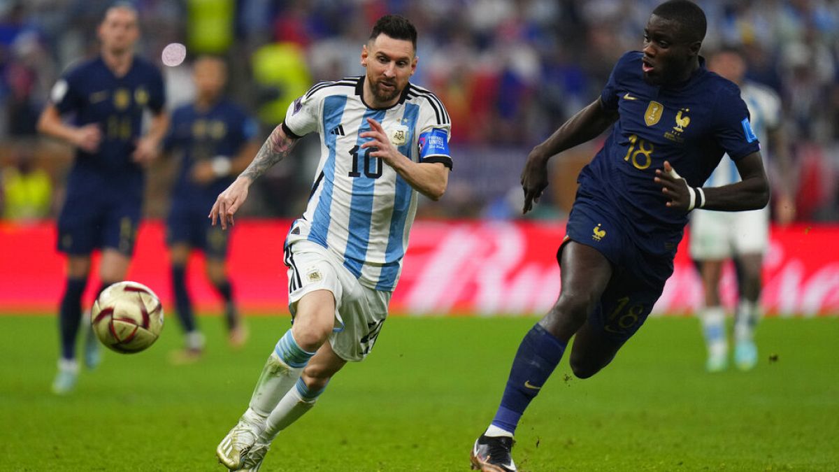 Messi disputando a bola com Youssouf Fofana