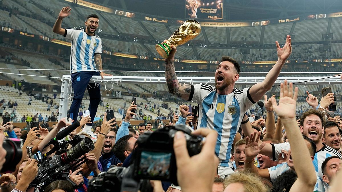Messi Dünya Kupası'nı kaldırırken