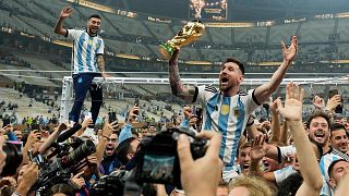 Messi Dünya Kupası'nı kaldırırken