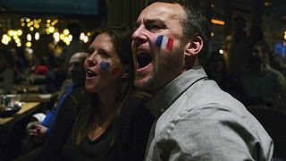 Des fans lors de la finale de la Coupe du monde entre l'Argentine et la France dans un café, à Paris, dimanche 18 décembre 2022.