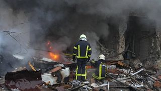 Equipos de emergencia ucranianos tras un bombardeo ruso