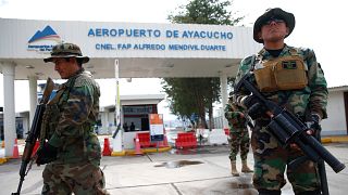 Soldados peruanos diante do aeroporto de Ayacucho, no Peru, este domingo