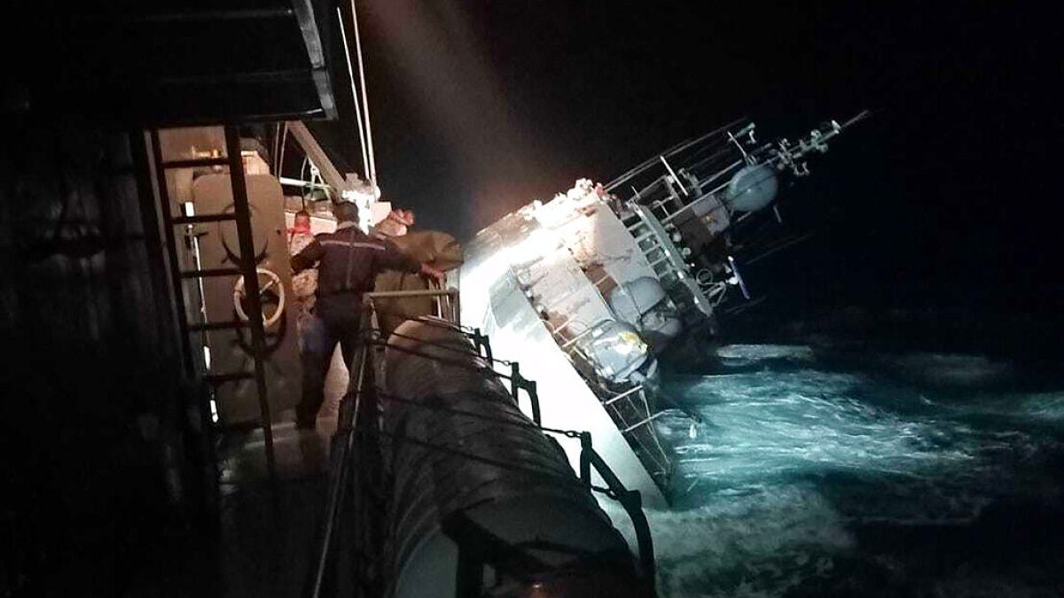Das Schiff war gerade auf Patrouille vor der Küste Thailands, als es von hohen Wellen getroffen wurde.