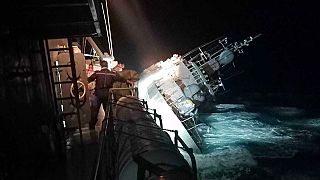 Tayland'da donanma gemisi alabora oldu