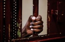 يد سجينة وهي تمسك بالقضبان الحديدية في زنزانتها في سجن بعبدا للنساء شرق العاصمة اللبنانية. 2022/12/12