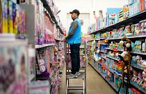 Un employé dans un rayon de jouets d'un supermarché au New Jersey (Etats-Unis) - 22.11.2022