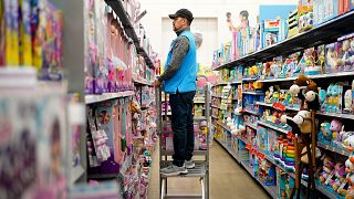 Un employé dans un rayon de jouets d'un supermarché au New Jersey (Etats-Unis) - 22.11.2022