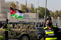 الشرطة الأردنية أمام السفارة الأمريكية في العاصمة الأردنية عمان. 2021/05/26