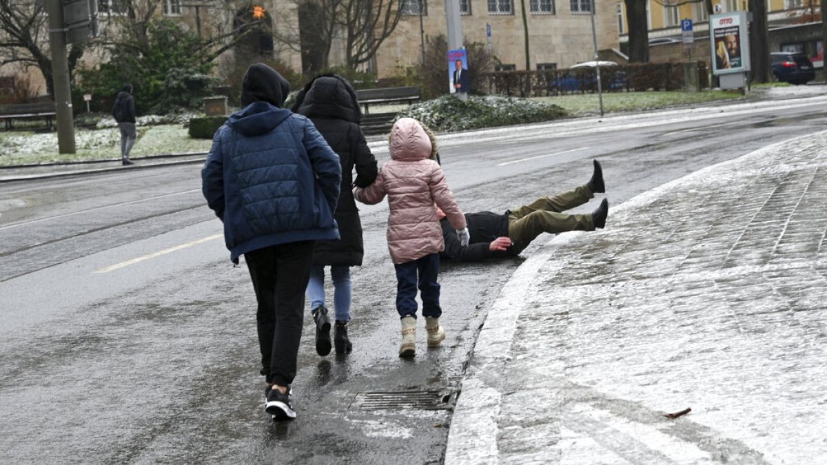 Mann fällt bei Glatteis in Kassel auf die Straße