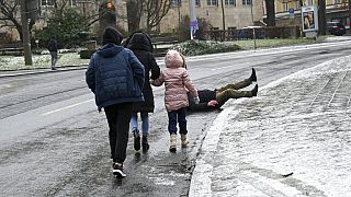 Mann fällt bei Glatteis in Kassel auf die Straße