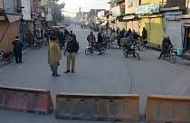 Pakistan'da Taliban militanlarının terörle mücadele merkezindeki güvenlik güçlerini rehin almasının ardından operasyon başlatıldı