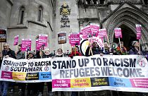 İngiltere Yüksek Mahkemesi'nin sığınmacıları Ruanda'ya gönderme planına ilişkin kararı protesto edildi