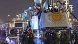 Arjantin takımı Doha'da üstü açık otobüsle tur atarak şampiyonluğu kutladı