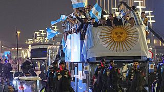 Arjantin takımı Doha'da üstü açık otobüsle tur atarak şampiyonluğu kutladı