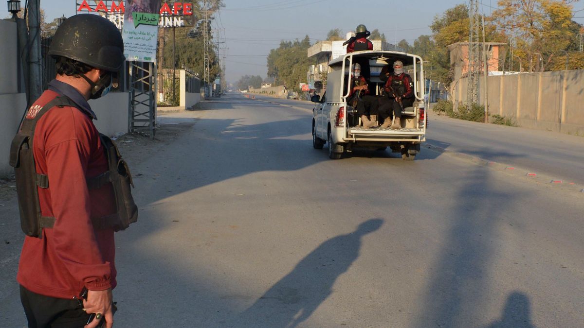 عناصر أمن ينفذون دوريات على طريق يؤدي إلى مركز لمكافحة الإرهاب، حيث يحتجز معتقلون من طالبان باكستان عناصر شرطة كرهائن داخل المركز الكائن بمقاطعة خيبر بختونخوا، 19 ديسمبر 2022.