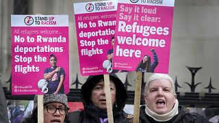 تجمع معترضین در بیرون از دادگاه تجدید نظر بریتانیا در تاریخ ۱۹ دسامبر ۲۰۲۲ در اعتراض به حکم اخراج پناهجویان غیرقانونی به روآندا.