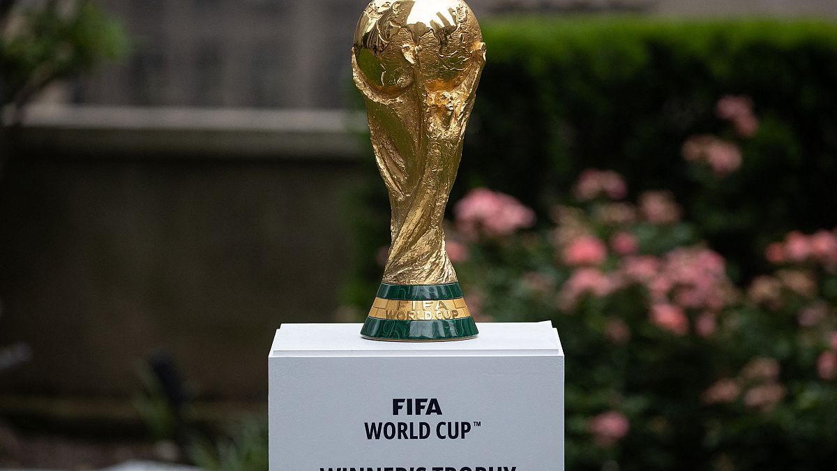 عرض كأس العالم FIFA خلال حدث في نيويورك بعد إعلان متعلق باستضافة كأس العالم لكرة القدم 2026. 