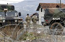 NATO öncülüğündeki KFOR barış gücünde görev yapan ABD askerleri, Kosova-Sırbistan sınırının Kosova tarafındaki Jarinje sınır kapısı yakınlarında bir kontrol noktasını koruyor