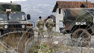 NATO öncülüğündeki KFOR barış gücünde görev yapan ABD askerleri, Kosova-Sırbistan sınırının Kosova tarafındaki Jarinje sınır kapısı yakınlarında bir kontrol noktasını koruyor