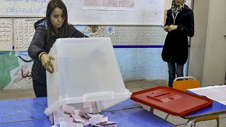  عملية فرز الأصوات في مركز اقتراع في تونس العاصمة يوم 17 ديسمبر/كانون الأول 2022 أثناء الانتخابات البرلمانية. 