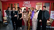 أبطال مسلسل "إيميلي إن باريس" على السجادة الحمراء قبل العرض العالمي الأول للموسم الثالث، في مسرح الشانزليزيه، في باريس، في 6 ديسمبر/كانون الأول 2022