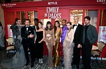 أبطال مسلسل "إيميلي إن باريس" على السجادة الحمراء قبل العرض العالمي الأول للموسم الثالث، في مسرح الشانزليزيه، في باريس، في 6 ديسمبر/كانون الأول 2022