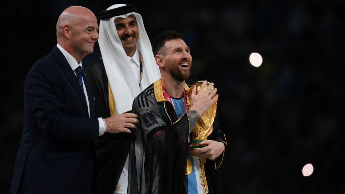 Dünya Kupası'nı takım kaptanı olarak alan Messi