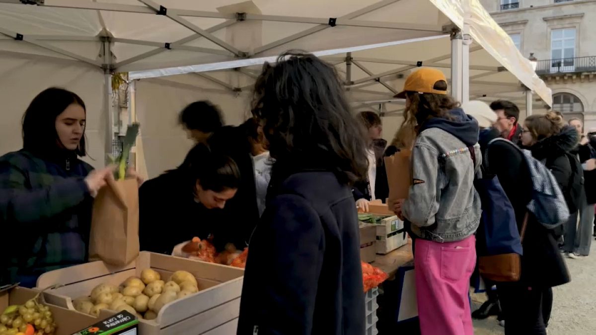 Studierende in Paris stehen an, um Lebensmittel zu erhalten.