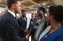  O primeiro-ministro holandês Mark Rutte e Marian Markelo, sacerdotiza Winti, uma religião tradicional afro-surinamesa
