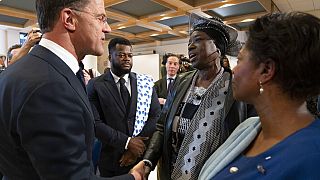 Le Premier ministre néerlandais Mark Rutte serre la main de Marian Markelo, une représentante afro-surinamaise, 19/12/2022