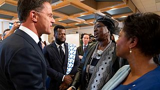 El Primer Ministro neerlandés, Mark Rutte, da la mano a Marian Markelo, sacerdotisa winti, una religión tradicional afro-surinamesa