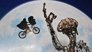 الدمية الأصلية للكائن الفضائي الذي تمحورت حوله قصة فيلم "إي تي" الشهير للمخرج ستيفن سبيلبرغ، تباع بمزاد علني مقابل 2,6 مليون دولار، 19 ديسمبر 2022.