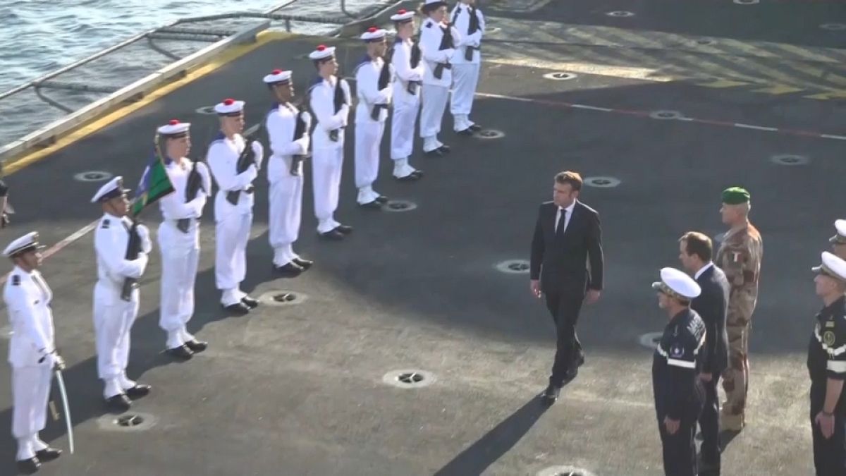 الرئيس الفرنسي إيمانويل ماكرون على متن حاملة الطائرات شارل ديغول في البحر الأحمر. 