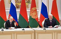 Le président russe Vladimir Poutine (à g.) et son homologue bélarusse Alexandre Loukachenko, à Minsk, le 19/12/2022