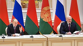 Le président russe Vladimir Poutine (à g.) et son homologue bélarusse Alexandre Loukachenko, à Minsk, le 19/12/2022