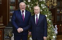 Alexander Lukashenko y Vladímir Putin posan tras sus conversaciones en Minsk, Bielorrusia, el lunes 19 de diciembre de 2022