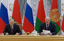 الرئيس البيلاروسي ألكسندر لوكاشنكو رفقة نظيره الروسي فلاديمير بوتين في مينسك. 