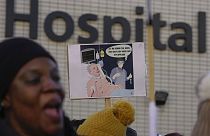 Una manifestante protesta en el Reino Unido por las malas condiciones laborales de los enfermeros. 