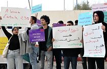 وقفة احتجاجية أمام محكمة في محافظة القيروان في وسط تونس تزامنا مع جلسة استئناف في قضية يتهم فيها ستة شبان بالمثلية الجنسية.